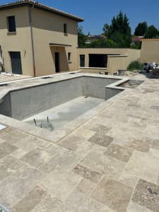 Piscine avec terrasse travertin
